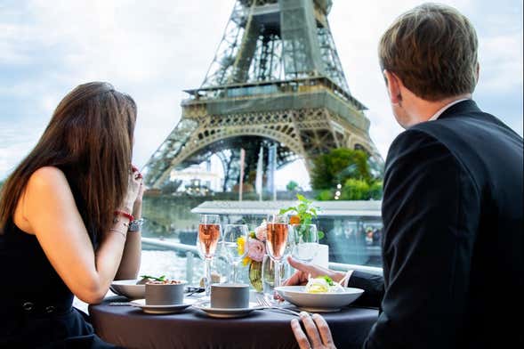 Crociera sulla Senna dalla Torre Eiffel con pranzo