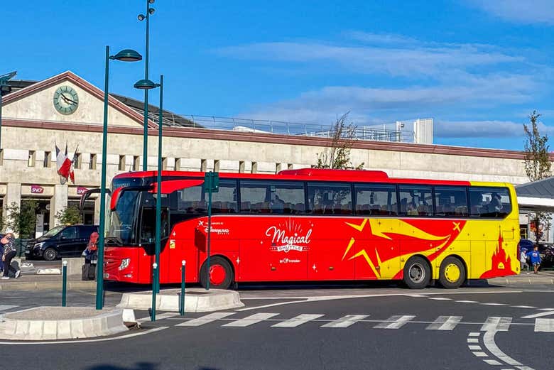 L'autobus di fronte alla stazione di Chessy Marne la Vallée