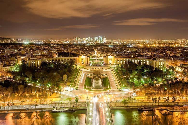 La Torre Eiffel di sera