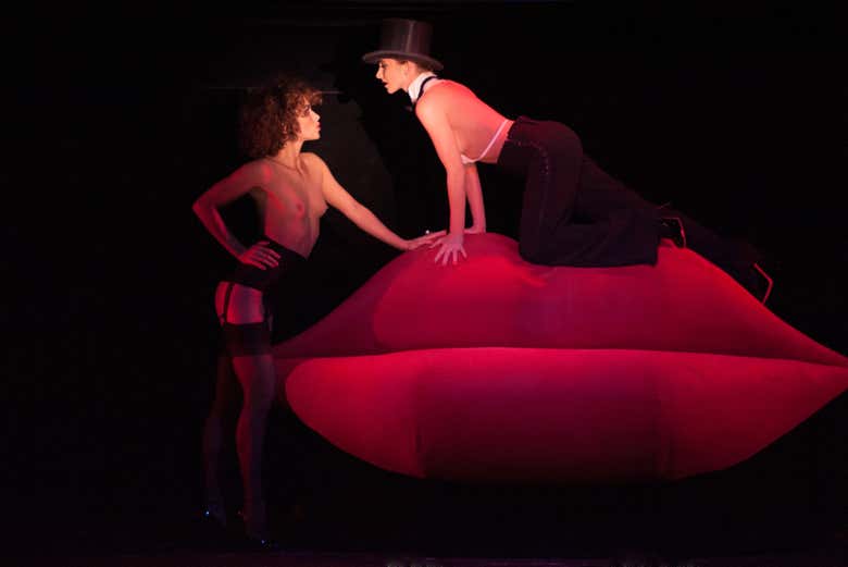 Una delle scene dello spettacolo del Crazy Horse