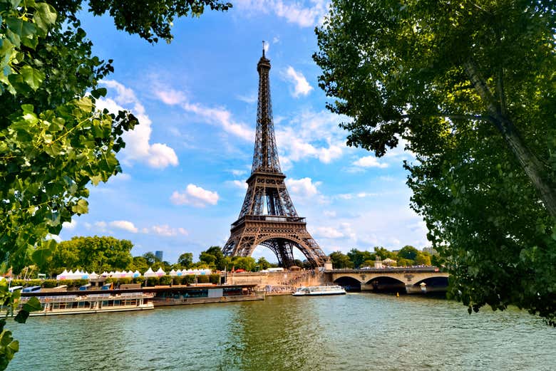 La Torre Eiffel è situata sulle sponde della Senna