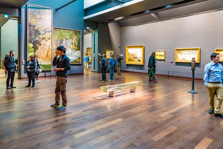 Contemplando le opere nel museo