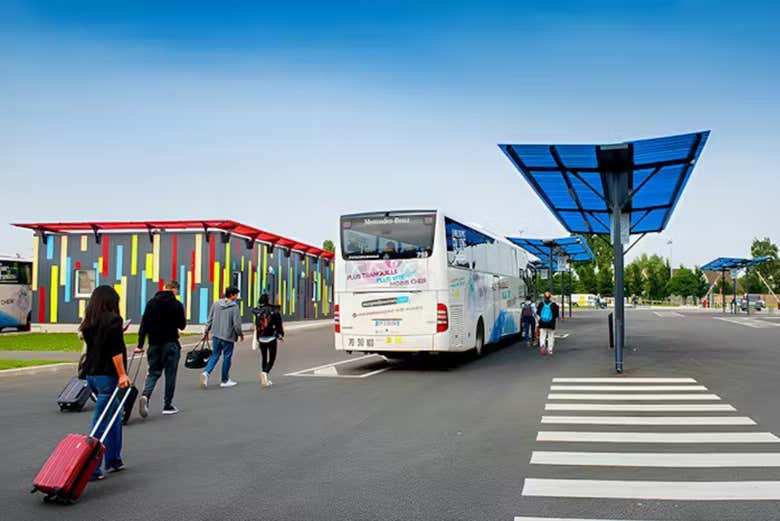 In procinto di prendere l'Aérobus alla fermata dell'aeroporto