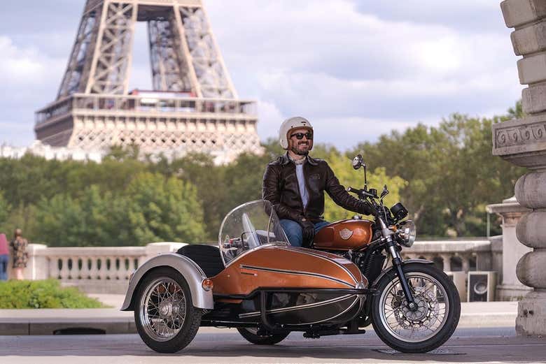 In sidecar alla Torre Eiffel