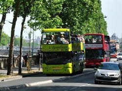 Autobus turistici a Parigi, vicino alla Senna