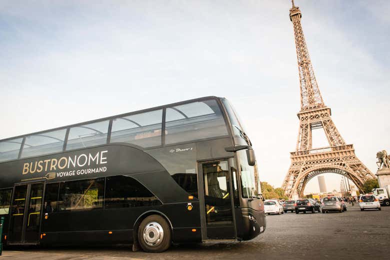 Bustronome vicino alla Torre Eiffel