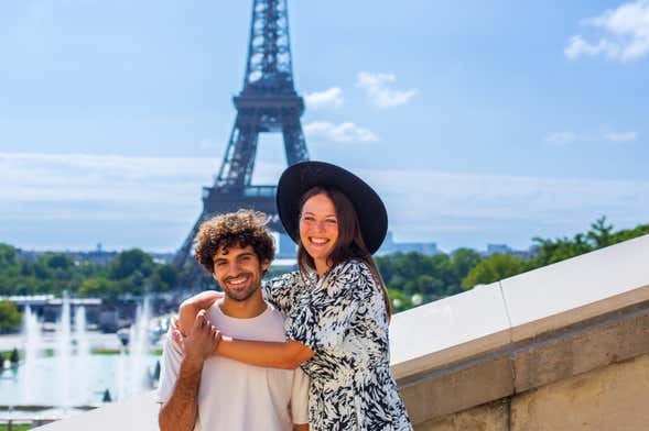 Shooting fotografico privato di fronte alla Torre Eiffel